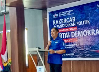 Buka Rakercab Demokrat Alor, Bobby Pakh Minta Kader Siap Menangkan Kontestasi Politik 2029 Wakil Ketua DPD Partai Demokrat Provinsi NTT, Bobby Pakh ketika membuka kegiatan Rakercab dan Pendidikan Politik Partai Demokrat Alor, Selasa 2 Juni 2026 di Aula Kopdit Citra Hidup Kalabahi. (Foto: doc tribuanapos.net/dm).