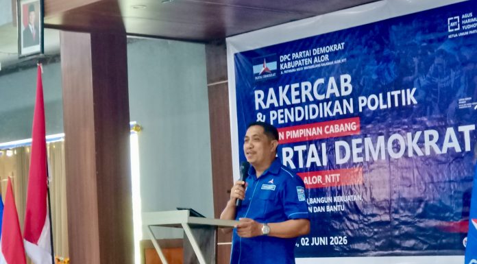 Buka Rakercab Demokrat Alor, Bobby Pakh Minta Kader Siap Menangkan Kontestasi Politik 2029 Wakil Ketua DPD Partai Demokrat Provinsi NTT, Bobby Pakh ketika membuka kegiatan Rakercab dan Pendidikan Politik Partai Demokrat Alor, Selasa 2 Juni 2026 di Aula Kopdit Citra Hidup Kalabahi. (Foto: doc tribuanapos.net/dm).