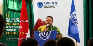 Upgrade Skill Generasi Muda, GAMKI Alor Gelar Pelatihan Multimedia dan Launching Website Toko Online UMKM Ketua Majelis Jemaat GMIT Imanuel Mola Pdt. Mikhael Karbeka, S.Si.,Teol saat memberikan sambutan di acara pembukaan Pelatihan Multimedia, Launching Website GAMKI Alor dan Website Toko Online UMKM GAMKI Alor, Selasa 9 Juni 2026 di GMIT Imanuel Mola. (Foto: doc tribuanapos.net/dm).