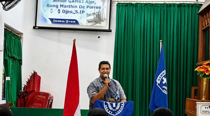Senior dan DPD GAMKI NTT Puji Pelatihan Multimedia dan Peluncuran Inovasi Digital UMKM GAMKI Alor Senior GAMKI Alor, Marthin De Porres Djeo, saat sambutan di acara pembukaan Pelatihan Multimedia GAMKI Alor, Selasa 9 Juni 2026 di GMIT Imanuel Mola. (Foto: doc tribuanapos.net/dm).