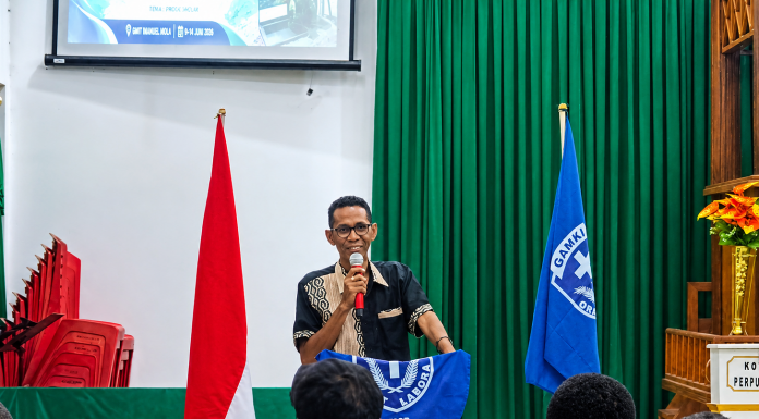 Apresiasi Pelatihan Multimedia GAMKI Alor, KMK GMIT Altar: Teknologi Digital Harus Memperkuat Pelayanan dan Iman KMK GMIT ALTAR, Pdt. Erastus J. Oematan, S.Th, ketika membawa sambutan dan arahan di Acara Pembukaan Pelatihan Multimedia GAMKI Alor, Senin 9 Juni 2026 di GMIT Imanuel Mola. (Foto: doc tribuanapos.net/dm).