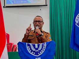 Buka Pelatihan Multimedia GAMKI Alor, Pemkab Alor Dorong Pemuda Gereja Kuasai Teknologi Tingkatkan Kualitas SDM Asisten 1 Setda Kabupaten Alor, Syafruddin Djawa, S.H, ketika membawa sambutan dan arahan di acara pembukaan pelatihan multimedia GAMKI Alor, Selasa 9 Juni 2026 di GMIT Imanuel Mola. (Foto: doc tribuanapos.net/dm).