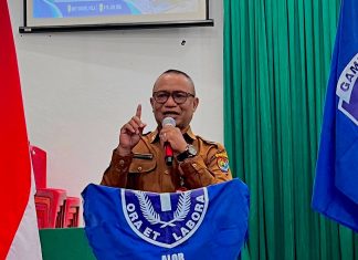 Buka Pelatihan Multimedia GAMKI Alor, Pemkab Alor Dorong Pemuda Gereja Kuasai Teknologi Tingkatkan Kualitas SDM Asisten 1 Setda Kabupaten Alor, Syafruddin Djawa, S.H, ketika membawa sambutan dan arahan di acara pembukaan pelatihan multimedia GAMKI Alor, Selasa 9 Juni 2026 di GMIT Imanuel Mola. (Foto: doc tribuanapos.net/dm).