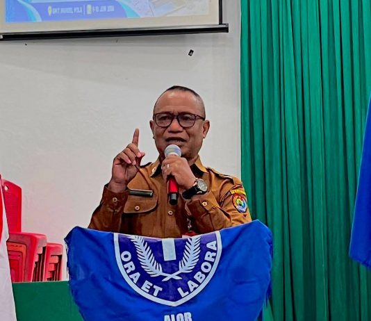 Buka Pelatihan Multimedia GAMKI Alor, Pemkab Alor Dorong Pemuda Gereja Kuasai Teknologi Tingkatkan Kualitas SDM Asisten 1 Setda Kabupaten Alor, Syafruddin Djawa, S.H, ketika membawa sambutan dan arahan di acara pembukaan pelatihan multimedia GAMKI Alor, Selasa 9 Juni 2026 di GMIT Imanuel Mola. (Foto: doc tribuanapos.net/dm).