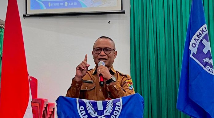 Buka Pelatihan Multimedia GAMKI Alor, Pemkab Alor Dorong Pemuda Gereja Kuasai Teknologi Tingkatkan Kualitas SDM Asisten 1 Setda Kabupaten Alor, Syafruddin Djawa, S.H, ketika membawa sambutan dan arahan di acara pembukaan pelatihan multimedia GAMKI Alor, Selasa 9 Juni 2026 di GMIT Imanuel Mola. (Foto: doc tribuanapos.net/dm).