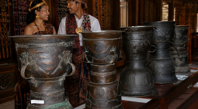 Belis dalam Perceraian Adat NTT: Menjaga Martabat Budaya, Mencari Kepastian Hukum Gambar Karikatur Moko: benda pusaka belis perempuan Alor, Nusa Tenggara Timur. (Foto: doc tribuanapos.net).