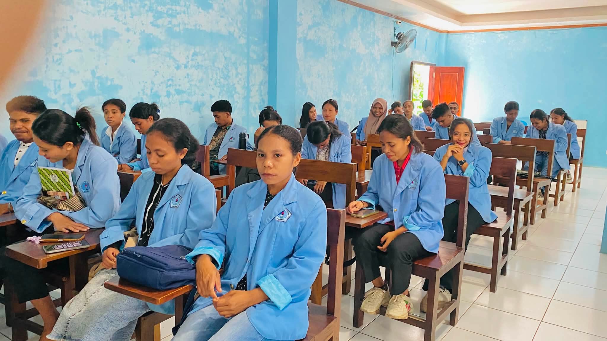 62 Mahasiswa dan DPL KKN Tematik GENTASKIN LLDIKTI Wilayah XV, sedang serius mendengarkan arahan Rektor Untrib Kalabahi Elia Maruli, Rabu (1/7) di Aula Kampus Untrib Kalabahi. (Foto: doc Untrib Kalabahi).