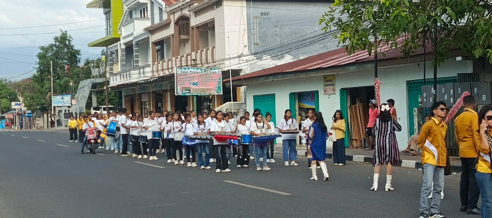 Ratusan siswa sekolah GMIT ikut ramaikan Pawai Semarak Bulan Pendidikan GMIT, Senin (27/7) di Kota Kalabahi. 