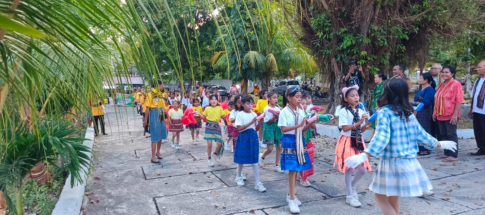Ratusan siswa sekolah GMIT ikut ramaikan Pawai Semarak Bulan Pendidikan GMIT, Senin (27/7) di Kota Kalabahi. 