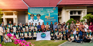 Tim KKN-PPM UGM 2026 Tiba di Alor, Bawa Semangat Ketahanan Pangan, Konservasi, dan Pariwisata Berkelanjutan Tim KKN-PPM UGM Alor Carita foto bersama Pemerintah Kabupaten Alor usai penyambutan resmi di Kantor Bappelitbang Kabupaten Alor, Minggu 28 Juni 2026. (Foto: doc Mahasiswa KKN UGM).
