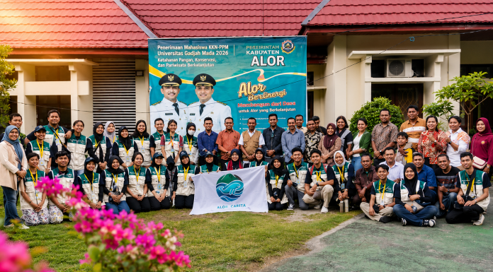 Tim KKN-PPM UGM 2026 Tiba di Alor, Bawa Semangat Ketahanan Pangan, Konservasi, dan Pariwisata Berkelanjutan Tim KKN-PPM UGM Alor Carita foto bersama Pemerintah Kabupaten Alor usai penyambutan resmi di Kantor Bappelitbang Kabupaten Alor, Minggu 28 Juni 2026. (Foto: doc Mahasiswa KKN UGM).