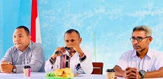 Rektor Untrib Kalabahi Lepas 62 Mahasiswa dan DPL KKN Tematik GENTASKIN LLDIKTI Wilayah XV Rektor Untrib Kalabahi Elia Maruli (tengah) ketika memberikan arahan saat melepaskan 62 Mahasiswa dan DPL KKN Tematik GENTASKIN LLDIKTI Wilayah XV, Rabu (1/7) di Aula Kampus Untrib Kalabahi. (Foto: doc Untrib Kalabahi).