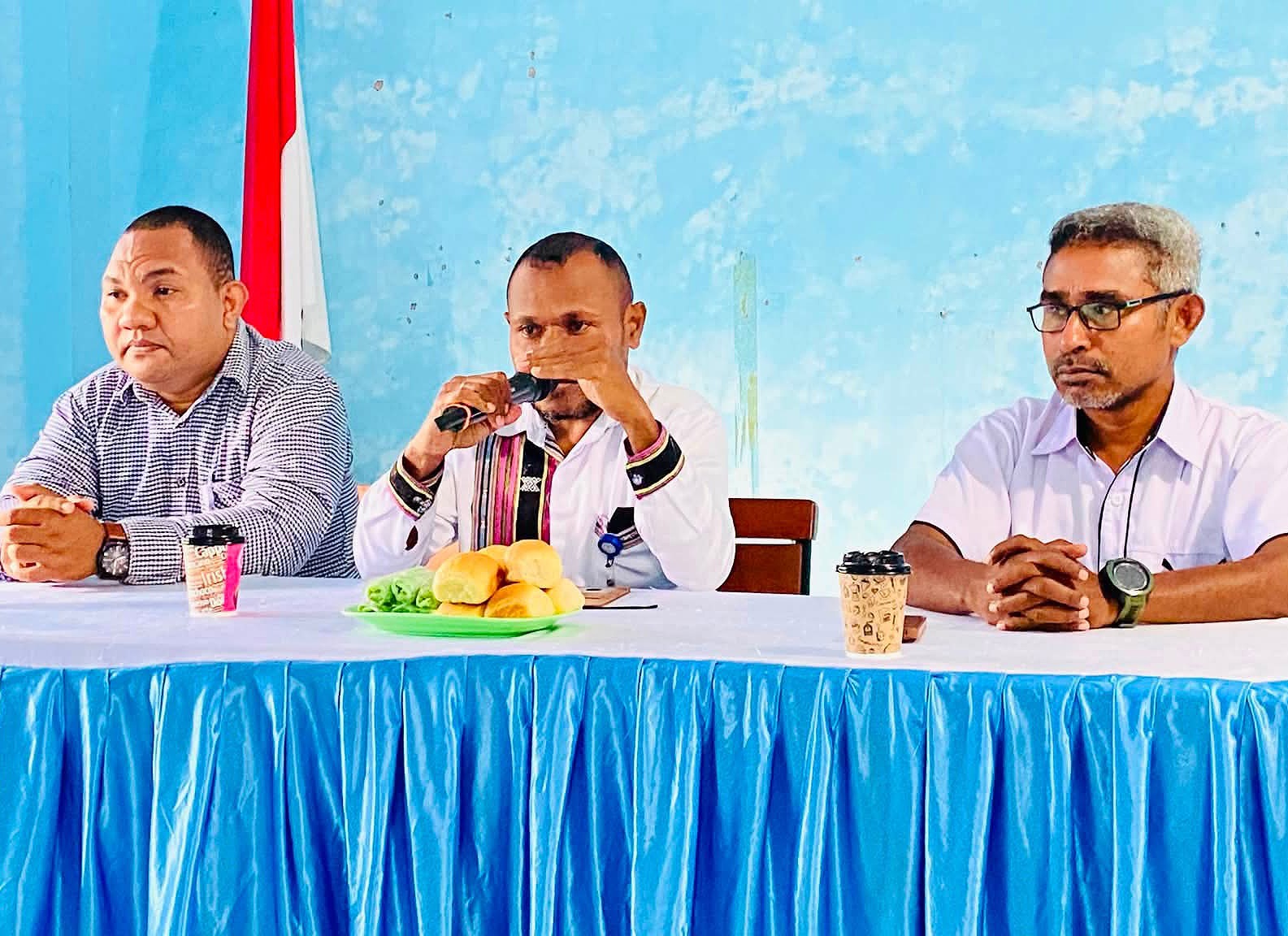 Rektor Untrib Kalabahi Elia Maruli (tengah) ketika memberikan arahan saat melepaskan 62 Mahasiswa dan DPL KKN Tematik GENTASKIN LLDIKTI Wilayah XV, Rabu (1/7) di Aula Kampus Untrib Kalabahi. (Foto: doc Untrib Kalabahi). Rektor Untrib Kalabahi Elia Maruli (tengah) ketika memberikan arahan saat melepaskan 62 Mahasiswa dan DPL KKN Tematik GENTASKIN LLDIKTI Wilayah XV, Rabu (1/7) di Aula Kampus Untrib Kalabahi. (Foto: doc Untrib Kalabahi).