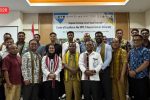 Untrib Sukses Gelar Regional Exchange Lesser Sunda Seascape 2026, Perkuat Kolaborasi Pengelolaan Laut Berkelanjutan Indonesia–Timor Leste Rektor Untrib Kalabahi Elia Maruli (tengah) foto bersama peserta Regional Exchange Lesser Sunda Seascape 2026, Senin 2 Juni 2026 di Aula Hotel Simphony Kalabahi. (Foto: doc Untrib Kalabahi).