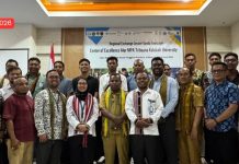 Untrib Sukses Gelar Regional Exchange Lesser Sunda Seascape 2026, Perkuat Kolaborasi Pengelolaan Laut Berkelanjutan Indonesia–Timor Leste Rektor Untrib Kalabahi Elia Maruli (tengah) foto bersama peserta Regional Exchange Lesser Sunda Seascape 2026, Senin 2 Juni 2026 di Aula Hotel Simphony Kalabahi. (Foto: doc Untrib Kalabahi).