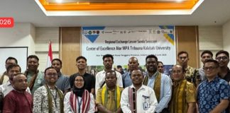 Untrib Sukses Gelar Regional Exchange Lesser Sunda Seascape 2026, Perkuat Kolaborasi Pengelolaan Laut Berkelanjutan Indonesia–Timor Leste Rektor Untrib Kalabahi Elia Maruli (tengah) foto bersama peserta Regional Exchange Lesser Sunda Seascape 2026, Senin 2 Juni 2026 di Aula Hotel Simphony Kalabahi. (Foto: doc Untrib Kalabahi).