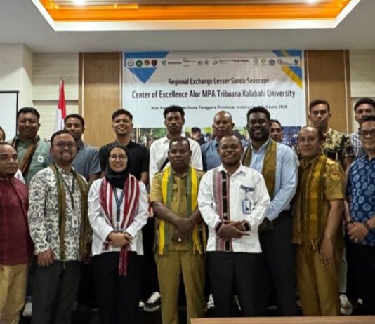 Untrib Sukses Gelar Regional Exchange Lesser Sunda Seascape 2026, Perkuat Kolaborasi Pengelolaan Laut Berkelanjutan Indonesia–Timor Leste Rektor Untrib Kalabahi Elia Maruli (tengah) foto bersama peserta Regional Exchange Lesser Sunda Seascape 2026, Senin 2 Juni 2026 di Aula Hotel Simphony Kalabahi. (Foto: doc Untrib Kalabahi).