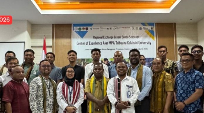 Untrib Sukses Gelar Regional Exchange Lesser Sunda Seascape 2026, Perkuat Kolaborasi Pengelolaan Laut Berkelanjutan Indonesia–Timor Leste Rektor Untrib Kalabahi Elia Maruli (tengah) foto bersama peserta Regional Exchange Lesser Sunda Seascape 2026, Senin 2 Juni 2026 di Aula Hotel Simphony Kalabahi. (Foto: doc Untrib Kalabahi).