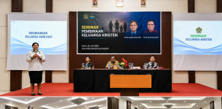 Kemenag Alor Gelar Seminar Pembinaan Keluarga Kristen, Perkuat Ketahanan Keluarga di Tengah Tantangan Zaman Kepala Seksi Urusan Agama Kristen Kemenag Alor, Lim Chr. T. R. Odja, M.Th (tengah), foto bersama Narasumber dan Peserta Seminar Pembinaan Keluarga Kristen, Senin 20 Juli 2026 di Aula Hotel Simphony Kalabahi. (Foto: doc tribuanapos.net/).