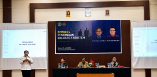 Kemenag Alor dan Tim EMSI Gelar Pelayanan Terpadu di Berbagai Wilayah, Perkuat Iman, Keluarga, dan Pendidikan Kristen Kepala Sekai Urusan Agama Kristen Kemenag Alor, Lim Chr. R. T. Odja, M.Th (kiri), memberikan sambutan di acara pembukaan Seminar Pembinaan Keluarga, Senin 20 Juli 2026 di Aula Hotel Simphony Kalabahi. (Foto: doc tribuanapos.net/).