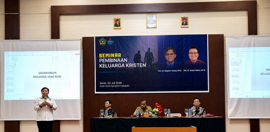 Kemenag Alor dan Tim EMSI Gelar Pelayanan Terpadu di Berbagai Wilayah, Perkuat Iman, Keluarga, dan Pendidikan Kristen Kepala Sekai Urusan Agama Kristen Kemenag Alor, Lim Chr. R. T. Odja, M.Th (kiri), memberikan sambutan di acara pembukaan Seminar Pembinaan Keluarga, Senin 20 Juli 2026 di Aula Hotel Simphony Kalabahi. (Foto: doc tribuanapos.net/).