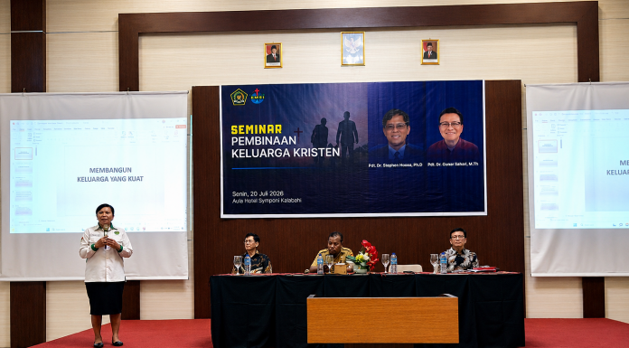 Kemenag Alor dan Tim EMSI Gelar Pelayanan Terpadu di Berbagai Wilayah, Perkuat Iman, Keluarga, dan Pendidikan Kristen Kepala Sekai Urusan Agama Kristen Kemenag Alor, Lim Chr. R. T. Odja, M.Th (kiri), memberikan sambutan di acara pembukaan Seminar Pembinaan Keluarga, Senin 20 Juli 2026 di Aula Hotel Simphony Kalabahi. (Foto: doc tribuanapos.net/).