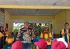 Ketua Sinode GMIT Lepas Karnaval Bulan Pendidikan, 48 Sekolah Yapenkris Pingdoling Alor Ramaikan Kota Kalabahi Ketua Sinode GMIT Pdt. Semuel Benyamin Pandie (tengah) ketika melepas peserta Karnaval Bulan Pendidikan, Senin (27/7) di kantor Yapenkris Pingdoling Alor, Kota Kalabahi. (Foto: doc tribuanapos.net).
