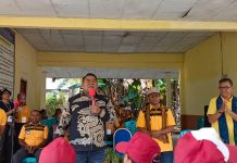 Ketua Sinode GMIT Lepas Karnaval Bulan Pendidikan, 48 Sekolah Yapenkris Pingdoling Alor Ramaikan Kota Kalabahi Ketua Sinode GMIT Pdt. Semuel Benyamin Pandie (tengah) ketika melepas peserta Karnaval Bulan Pendidikan, Senin (27/7) di kantor Yapenkris Pingdoling Alor, Kota Kalabahi. (Foto: doc tribuanapos.net).