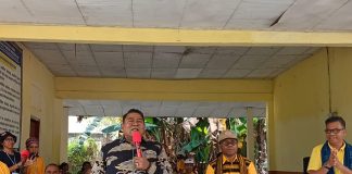Ketua Sinode GMIT Lepas Karnaval Bulan Pendidikan, 48 Sekolah Yapenkris Pingdoling Alor Ramaikan Kota Kalabahi Ketua Sinode GMIT Pdt. Semuel Benyamin Pandie (tengah) ketika melepas peserta Karnaval Bulan Pendidikan, Senin (27/7) di kantor Yapenkris Pingdoling Alor, Kota Kalabahi. (Foto: doc tribuanapos.net).