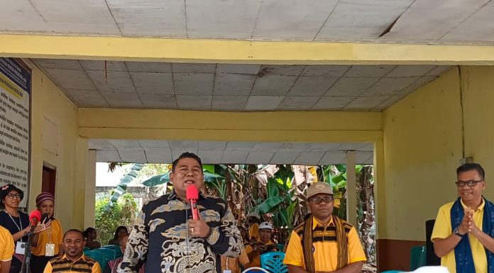 Ketua Sinode GMIT Lepas Karnaval Bulan Pendidikan, 48 Sekolah Yapenkris Pingdoling Alor Ramaikan Kota Kalabahi Ketua Sinode GMIT Pdt. Semuel Benyamin Pandie (tengah) ketika melepas peserta Karnaval Bulan Pendidikan, Senin (27/7) di kantor Yapenkris Pingdoling Alor, Kota Kalabahi. (Foto: doc tribuanapos.net).
