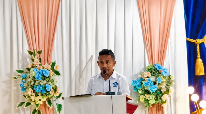 Perayaan Bulan Pendidikan GMIT 2026 Ditutup, Ketua Panitia: Segala Kemuliaan bagi Tuhan, Terima Kasih untuk Semua Pihak yang Mendukung Ketua Panitia Pelaksana Perayaan Bulan Pendidikan GMIT, Michael Y. Laa, S.Pd, ketika membaca laporan panitia pada acara penutupan seluruh rangkaian kegiatan Bulan Pendidikan GMIT lingkup Yapenkris Pingdoling Alor, Rabu (29/7) di Aula Pola Tribuana Kalabahi. (Foto: doc tribuanapos.net/dm).