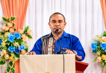 Penutupan Bulan Pendidikan GMIT 2026, Ketua Yapenkris Pingdoling Alor Tegaskan Transformasi Pendidikan Kristen Lewat Re-Branding Sekolah Ketua Yapenkris GMIT Pingdoling Alor, Mando Kolimon , S.Pd, ketika memberikan sambutan di acara penutupan rangkaian kegiatan bulan pendidikan GMIT, Rabu 29 Juli 2026 di Aula Gereja Pola Tribuana Kalabahi. (Foto: doc tribuanapos.net/dm).
