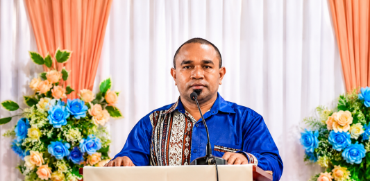 Penutupan Bulan Pendidikan GMIT 2026, Ketua Yapenkris Pingdoling Alor Tegaskan Transformasi Pendidikan Kristen Lewat Re-Branding Sekolah Ketua Yapenkris GMIT Pingdoling Alor, Mando Kolimon , S.Pd, ketika memberikan sambutan di acara penutupan rangkaian kegiatan bulan pendidikan GMIT, Rabu 29 Juli 2026 di Aula Gereja Pola Tribuana Kalabahi. (Foto: doc tribuanapos.net/dm).
