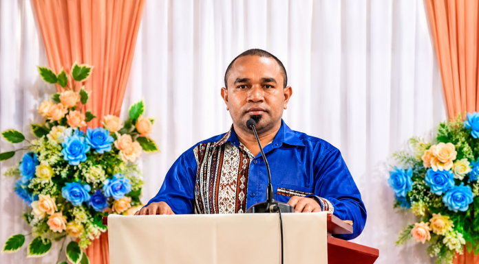 Penutupan Bulan Pendidikan GMIT 2026, Ketua Yapenkris Pingdoling Alor Tegaskan Transformasi Pendidikan Kristen Lewat Re-Branding Sekolah Ketua Yapenkris GMIT Pingdoling Alor, Mando Kolimon , S.Pd, ketika memberikan sambutan di acara penutupan rangkaian kegiatan bulan pendidikan GMIT, Rabu 29 Juli 2026 di Aula Gereja Pola Tribuana Kalabahi. (Foto: doc tribuanapos.net/dm).