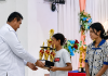 Pemerintah dan Sinode GMIT Kompak Dukung Transformasi Pendidikan Kristen Lingkup Yapenkris Pingdoling Alor Staf Ahli Bupati Bidang Hukum dan Politik, Martinus De Porres Djeo, S.IP, menyerahkan hadiah piala dan uang tunai kepada peserta juara lomba solo semarak Bulan Pendidikan GMIT lingkup Yapenkris Pingdoling Alor, Rabu (29/7) di Aula Gereja Pola Tribuana Kalabahi. (Foto: doc tribuanapos.net/dm).