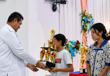 Pemerintah dan Sinode GMIT Kompak Dukung Transformasi Pendidikan Kristen Lingkup Yapenkris Pingdoling Alor Staf Ahli Bupati Bidang Hukum dan Politik, Martinus De Porres Djeo, S.IP, menyerahkan hadiah piala dan uang tunai kepada peserta juara lomba solo semarak Bulan Pendidikan GMIT lingkup Yapenkris Pingdoling Alor, Rabu (29/7) di Aula Gereja Pola Tribuana Kalabahi. (Foto: doc tribuanapos.net/dm).