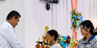 Pemerintah dan Sinode GMIT Kompak Dukung Transformasi Pendidikan Kristen Lingkup Yapenkris Pingdoling Alor Staf Ahli Bupati Bidang Hukum dan Politik, Martinus De Porres Djeo, S.IP, menyerahkan hadiah piala dan uang tunai kepada peserta juara lomba solo semarak Bulan Pendidikan GMIT lingkup Yapenkris Pingdoling Alor, Rabu (29/7) di Aula Gereja Pola Tribuana Kalabahi. (Foto: doc tribuanapos.net/dm).