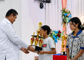 Pemerintah dan Sinode GMIT Kompak Dukung Transformasi Pendidikan Kristen Lingkup Yapenkris Pingdoling Alor Staf Ahli Bupati Bidang Hukum dan Politik, Martinus De Porres Djeo, S.IP, menyerahkan hadiah piala dan uang tunai kepada peserta juara lomba solo semarak Bulan Pendidikan GMIT lingkup Yapenkris Pingdoling Alor, Rabu (29/7) di Aula Gereja Pola Tribuana Kalabahi. (Foto: doc tribuanapos.net/dm).