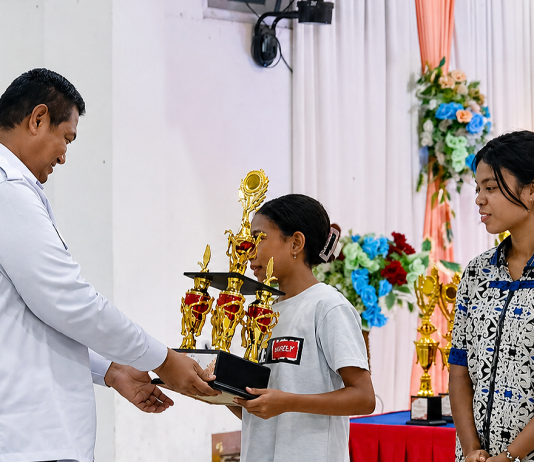 Pemerintah dan Sinode GMIT Kompak Dukung Transformasi Pendidikan Kristen Lingkup Yapenkris Pingdoling Alor Staf Ahli Bupati Bidang Hukum dan Politik, Martinus De Porres Djeo, S.IP, menyerahkan hadiah piala dan uang tunai kepada peserta juara lomba solo semarak Bulan Pendidikan GMIT lingkup Yapenkris Pingdoling Alor, Rabu (29/7) di Aula Gereja Pola Tribuana Kalabahi. (Foto: doc tribuanapos.net/dm).