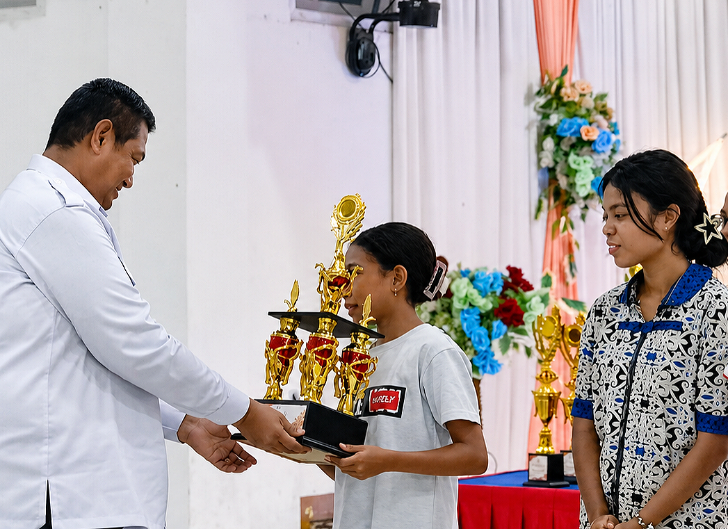 Staf Ahli Bupati Bidang Hukum dan Politik, Martinus De Porres Djeo, S.IP, menyerahkan hadiah piala dan uang tunai kepada peserta juara lomba solo semarak Bulan Pendidikan GMIT lingkup Yapenkris Pingdoling Alor, Rabu (29/7) di Aula Gereja Pola Tribuana Kalabahi. (Foto: doc tribuanapos.net/dm). Staf Ahli Bupati Bidang Hukum dan Politik, Martinus De Porres Djeo, S.IP, menyerahkan hadiah piala dan uang tunai kepada peserta juara lomba solo semarak Bulan Pendidikan GMIT lingkup Yapenkris Pingdoling Alor, Rabu (29/7) di Aula Gereja Pola Tribuana Kalabahi. (Foto: doc tribuanapos.net/dm).