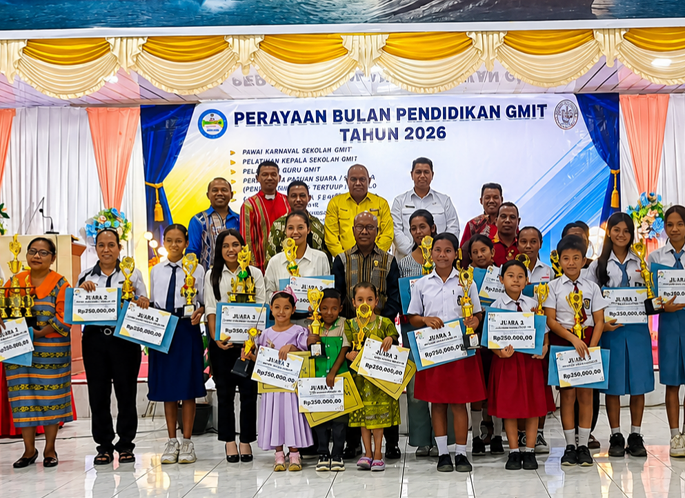 Seluruh peserta Lomba semarak Bulan Pendidikan GMIT lingkup Yapenkris Pingdoling Alor, foto bersama usai menerima hadiah lomba, Rabu (29/7) di Aula Gereja Pola Tribuana Kalabahi. (Foto: doc tribuanapos.net/dm).