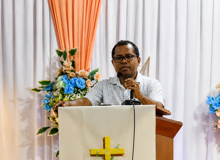 Anggota Majelis Sinode GMIT Bidang Pendidikan, Dr. Fredrik Abia Kande, ketika sambutan menutup seluruh rangkaian kegiatan Bulan Pendidikan GMIT lingkup Yapenkris Pingdoling Alor, Rabu 29 Juli 2026 di Aula Gereja Pola Tribuana Kalabahi. (Foto: doc tribuanapos.net/dm).