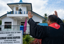 68 Tahun Menanti, GMIT Kefas Kaipera Resmi Berdiri Sebagai Jemaat Mandiri di Alor Timur Ibadah HUT dan pemandirian GMIT Kefas Kaipera dipimpin Ketua Majelis Sinode GMIT Pdt. Semuel Benyamin Pandie, S.Th. (Foto: doc tribuanapos.net/dm).