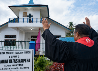 68 Tahun Menanti, GMIT Kefas Kaipera Resmi Berdiri Sebagai Jemaat Mandiri di Alor Timur Ibadah HUT dan pemandirian GMIT Kefas Kaipera dipimpin Ketua Majelis Sinode GMIT Pdt. Semuel Benyamin Pandie, S.Th. (Foto: doc tribuanapos.net/dm).