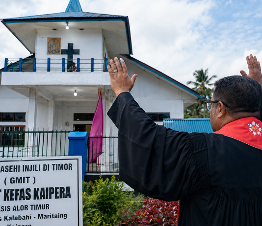 68 Tahun Menanti, GMIT Kefas Kaipera Resmi Berdiri Sebagai Jemaat Mandiri di Alor Timur Ibadah HUT dan pemandirian GMIT Kefas Kaipera dipimpin Ketua Majelis Sinode GMIT Pdt. Semuel Benyamin Pandie, S.Th. (Foto: doc tribuanapos.net/dm).