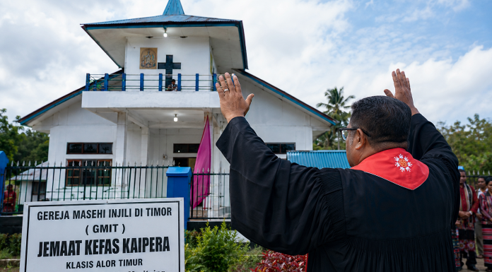 68 Tahun Menanti, GMIT Kefas Kaipera Resmi Berdiri Sebagai Jemaat Mandiri di Alor Timur Ibadah HUT dan pemandirian GMIT Kefas Kaipera dipimpin Ketua Majelis Sinode GMIT Pdt. Semuel Benyamin Pandie, S.Th. (Foto: doc tribuanapos.net/dm).
