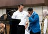 Mahasiswa Undip Adriano Padama Curhat ke Mentan, Ungkap Harga Beras di Alor Bisa Tembus Rp30.000 per Kilogram Mahasiswa Undip Adriano Padama Curhat ke Mentan Andi Amran, Kamis (6/8) di Kampus Undip Semarang. (Foto: kompas.com).