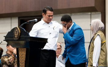 Mahasiswa Undip Adriano Padama Curhat ke Mentan, Ungkap Harga Beras di Alor Bisa Tembus Rp30.000 per Kilogram Mahasiswa Undip Adriano Padama Curhat ke Mentan Andi Amran, Kamis (6/8) di Kampus Undip Semarang. (Foto: kompas.com).