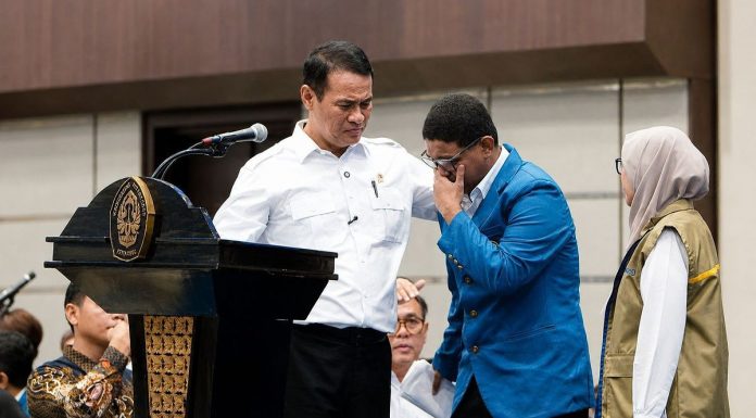 Mahasiswa Undip Adriano Padama Curhat ke Mentan, Ungkap Harga Beras di Alor Bisa Tembus Rp30.000 per Kilogram Mahasiswa Undip Adriano Padama Curhat ke Mentan Andi Amran, Kamis (6/8) di Kampus Undip Semarang. (Foto: kompas.com).