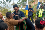 Dirut Perum Bulog Tiba di Alor Bersama Adriano Padama, Distribusikan Beras Murah Rp12.500 per Kilogram hingga Desa-desa Dirut Perum Bulog ketika tiba di Desa Fuisama Kecamatan Alor Tengah Utara Kabupaten Alor, Jumat 7 Agustus 2026. (Foto: tangkapan layar akun Facebook Boy Aboy).